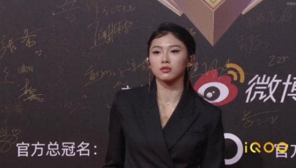 吴艳妮公开亮相，大秀时尚穿搭，气场不逊明星，与徐静雨梦幻同框