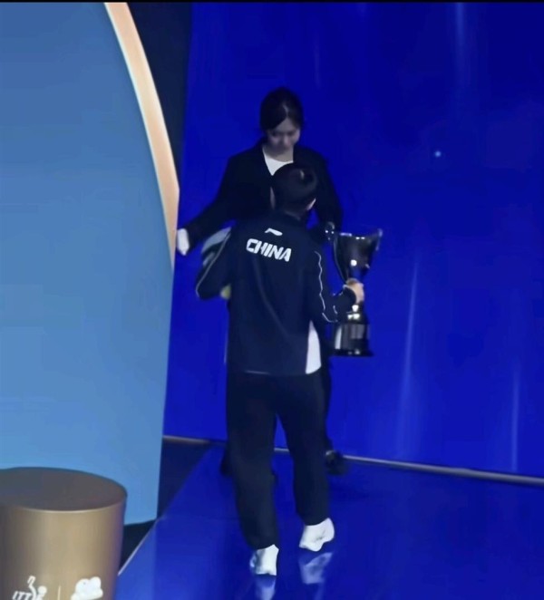 当冠军奖杯在手中颤抖:大头后台小跑暴露极限疲惫,莎莎台上目光不离见证最真实运动精神