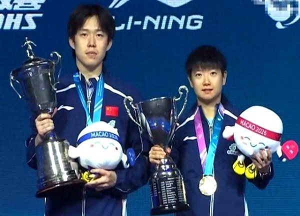 王楚钦孙颖莎同获冠军!颁奖典礼趣事一幕:孙颖莎让王楚钦负责合影