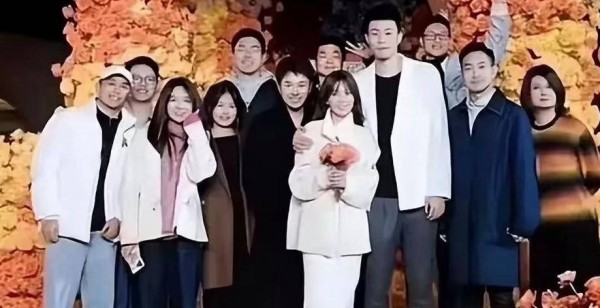 张镇麟现身深圳街头！徐杰座驾曝光，展现体育明星生活态度