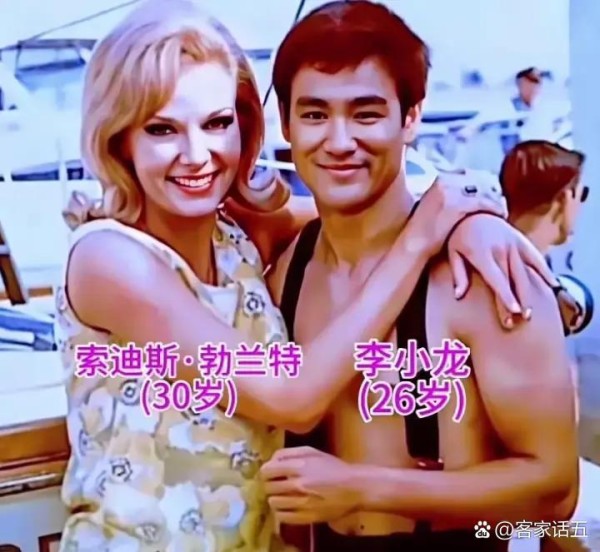 26岁的李小龙,站在那里,握紧拳...@客家话五的动态