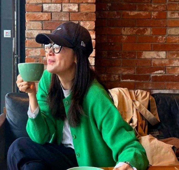 崔智友INS晒生活，绿色毛衣享受咖啡时刻，6岁女儿继承她优雅气质更吸睛