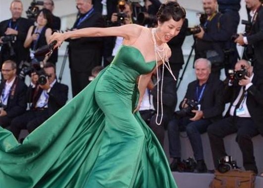 原来女明星走红地毯的时候,大部分都是这样穿高跟鞋的!