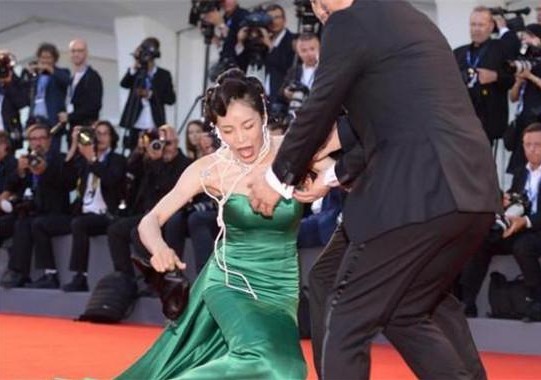 原来女明星走红地毯的时候,大部分都是这样穿高跟鞋的!