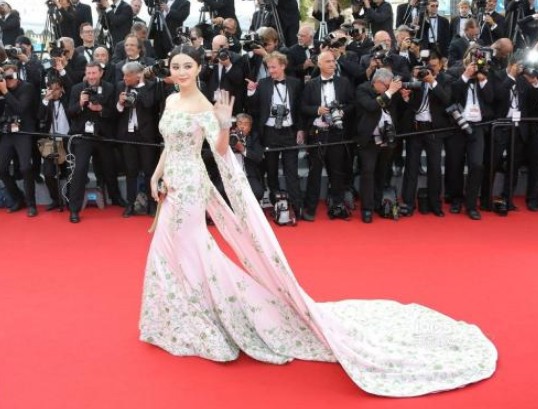 原来女明星走红地毯的时候,大部分都是这样穿高跟鞋的!