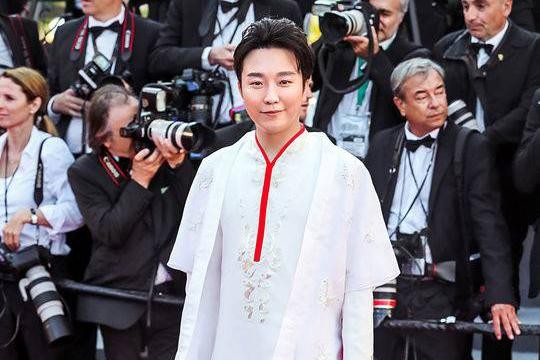 中国明星难逃红毯被驱赶的命运？李玉刚回应质疑：我不需要蹭红毯