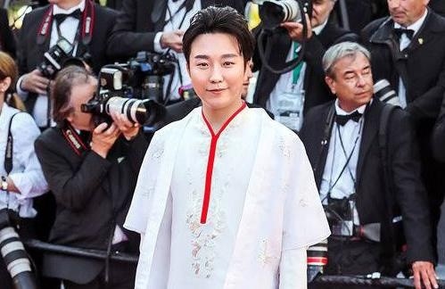 中国明星难逃红毯被驱赶的命运？李玉刚回应质疑：我不需要蹭红毯