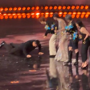 微博之夜2026盛典上，舞台太滑具体导致了哪些明星发生意外？