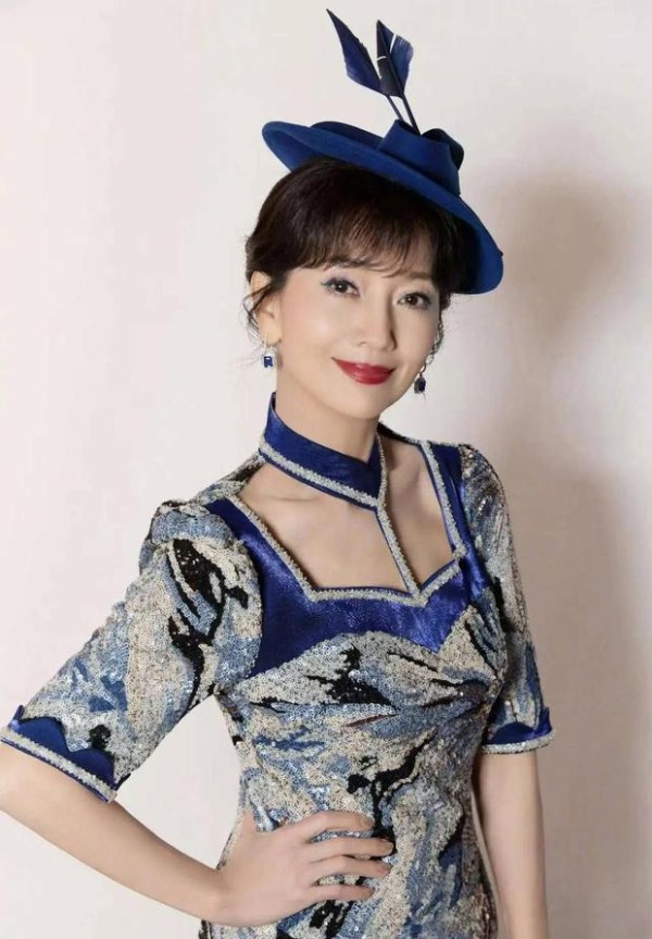赵雅芝穿蓝白亮片礼服端庄浅笑 气质华贵优雅