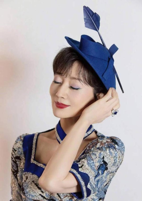 赵雅芝轻闭双眼,从容自在。