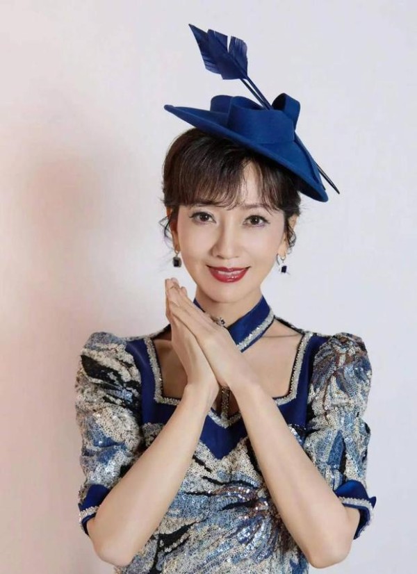 赵雅芝妆容精致尽显优雅。