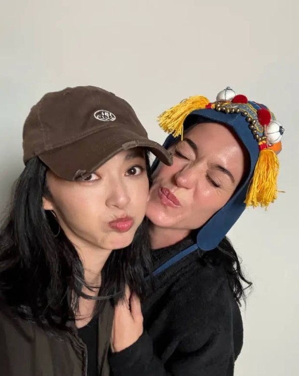 姚晨赠水果姐虎头帽 二人同框互动鲜活治愈