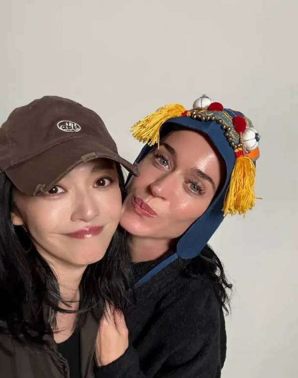 水果姐戴虎头帽,趣味十足。