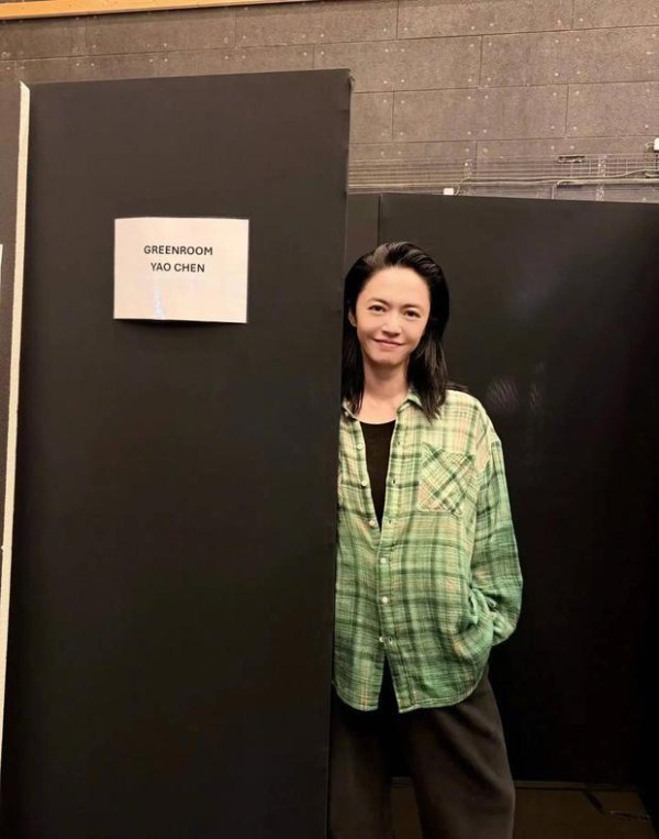 姚晨穿绿格衫现身,笑容超甜。