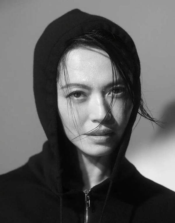 姚晨黑白写真酷飒,气场拉满。