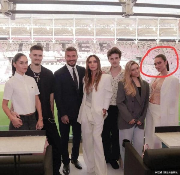 贝克汉姆全家亮相新球场！小儿媳穿透视装吸睛，梅西出场镜头很帅