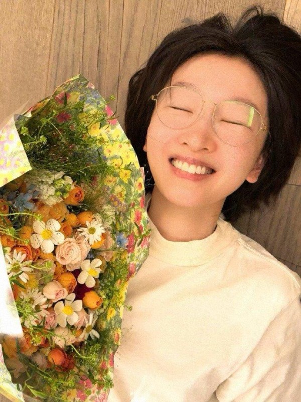 十年老粉哽咽告白，周冬雨这句“吃好点”为何刷屏热搜？