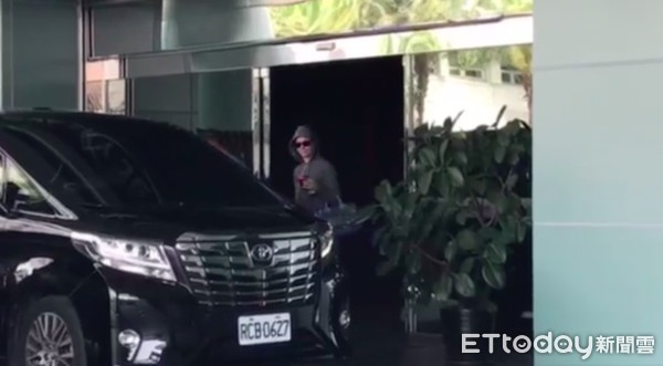 水果姐坐私人飞机抵台