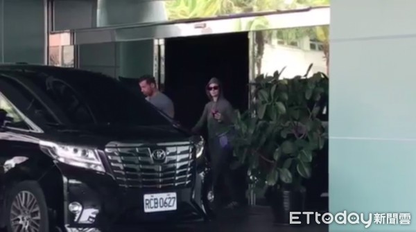 水果姐从机场出来