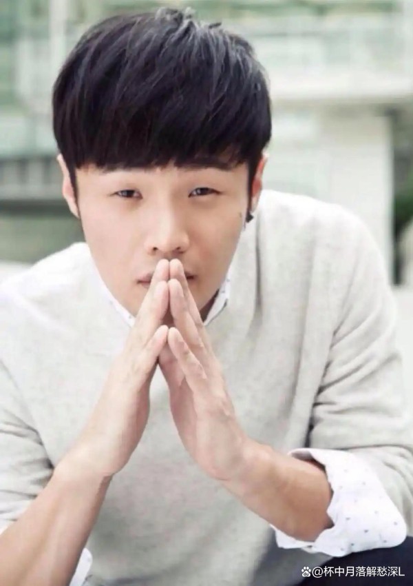 李荣浩曾坦言，刚发首张专辑时还无人知晓，是陈坤主动提出帮他合唱一首歌，这份提携让他一直记在心里