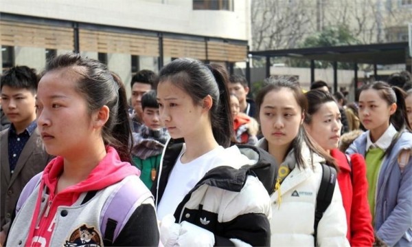 艺考天花板对决:田曦薇爆款加冕,王安宇为何难破顶流魔咒?