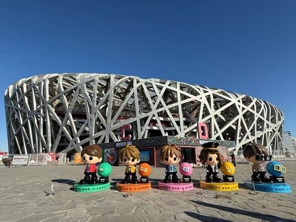 五月天在北京鸟巢外的巨型人形玩偶。受访者供图