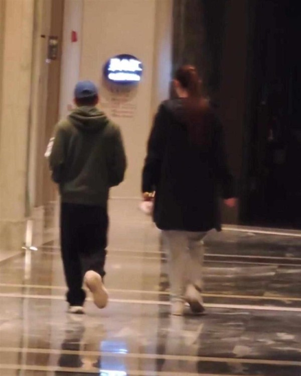 王宝强带女友开京牌大G到青岛，冯清人高马大，衬得宝强像小娇夫