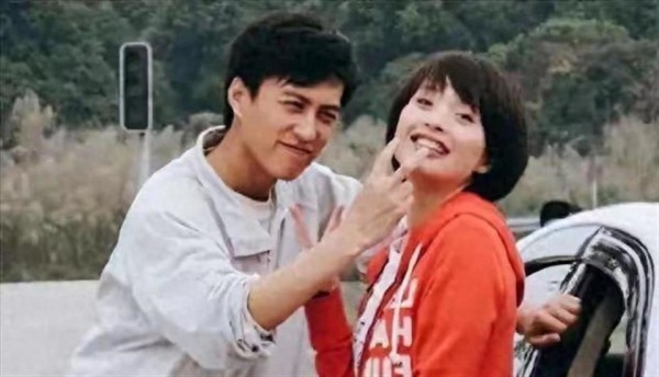 她26岁成双料影后，二婚嫁靳东高龄生下俩儿子，如今48岁被宠成宝