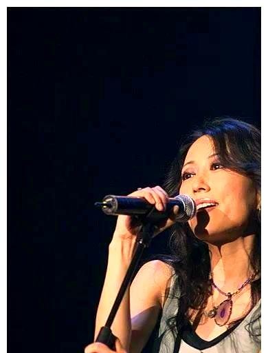 姜昕:从摇滚明星到情感波折的坚韧人生