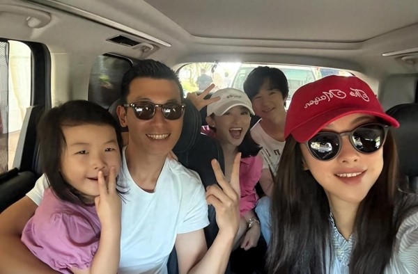 朱珠家庭迪士尼之行:明星家庭的亲民与真实