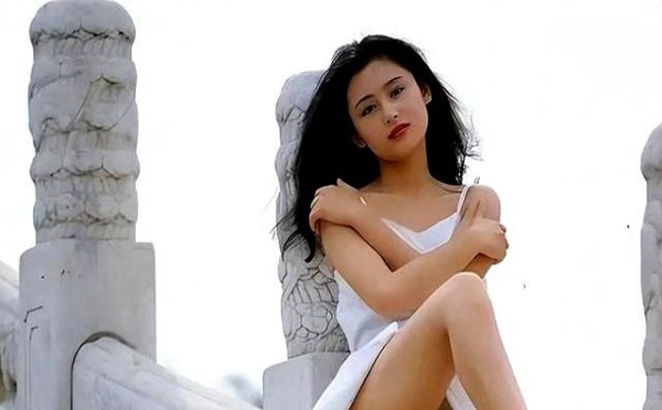 因太耀眼被导演看中，四年后生下大明星孩子，16岁便开始闪耀