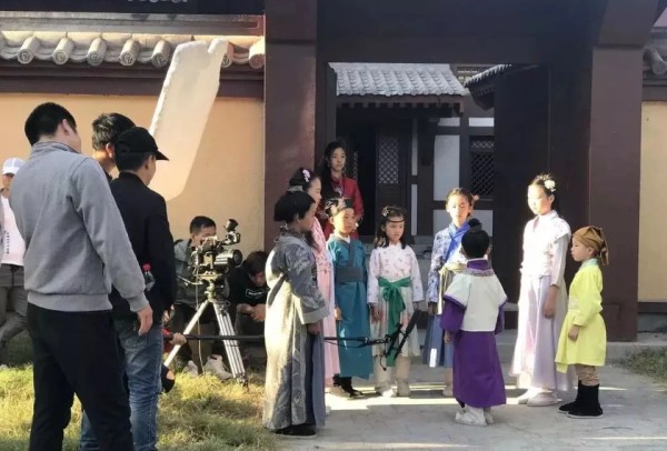 几十万群演的横店，俊男美女成群结队！有几个人能在这里成名？