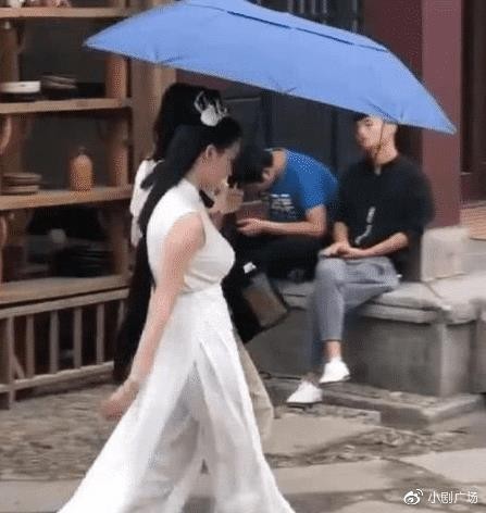 有种“尴尬”叫横店女群演的身姿，看到侧面驼背照以后：这都可以演戏