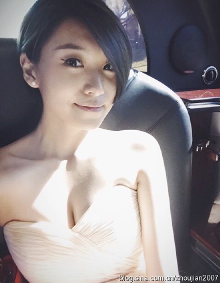 老牌艺人凌峰22岁女儿近照低胸美艳