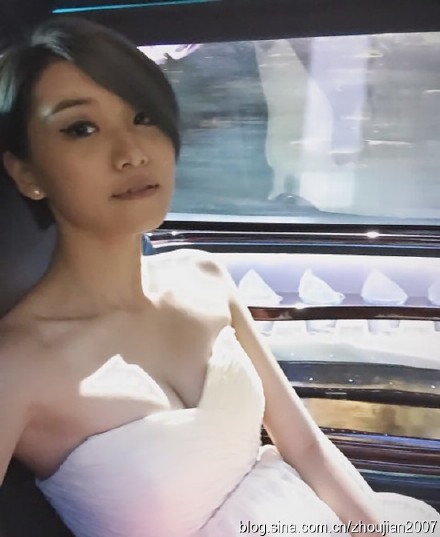 老牌艺人凌峰22岁女儿近照低胸美艳（图）