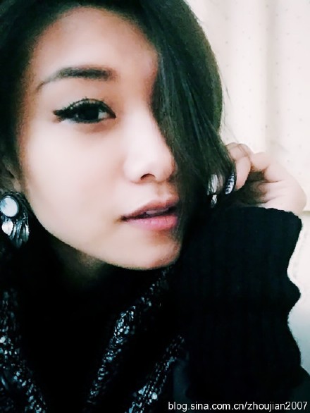 老牌艺人凌峰22岁女儿近照低胸美艳（图）