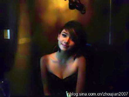 老牌艺人凌峰22岁女儿近照低胸美艳（图）