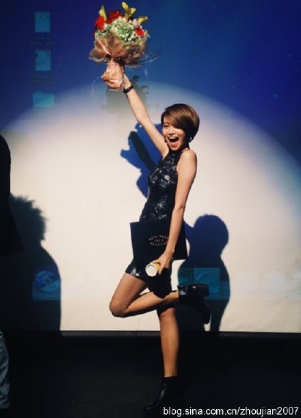 老牌艺人凌峰22岁女儿近照低胸美艳（图）