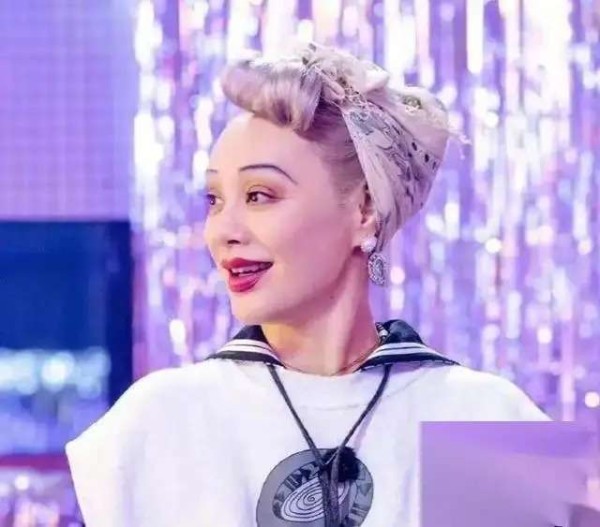 宁静连夜现身张杰演唱会兑现承诺,飒爽真性情圈粉无数