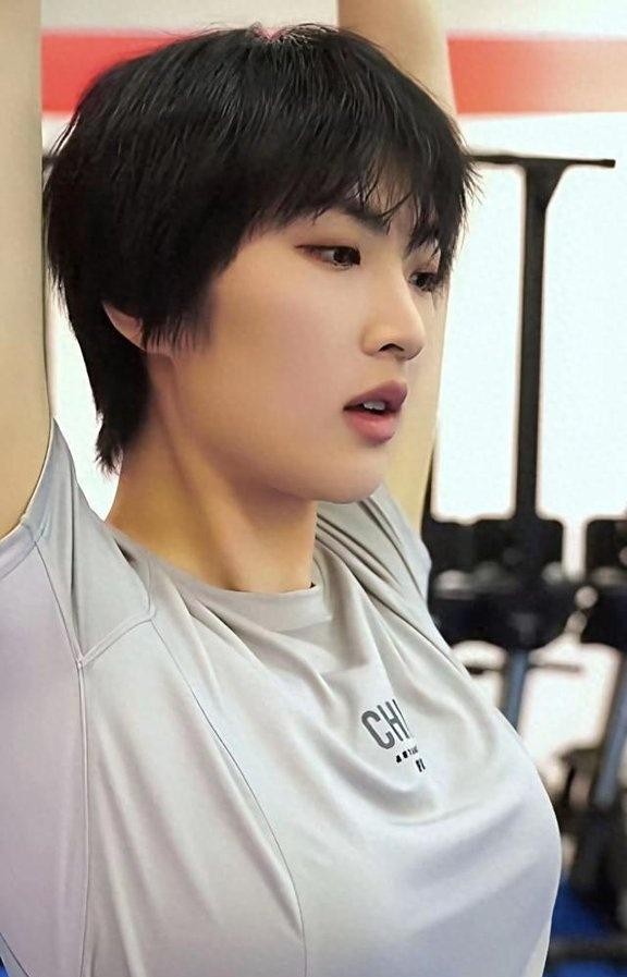 姚安娜露腰装秀腹肌，挥汗如雨的样子，美得也太有力量了