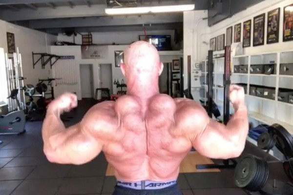 健美明星被质疑肌肉造假 其本人回应:来试试吧!