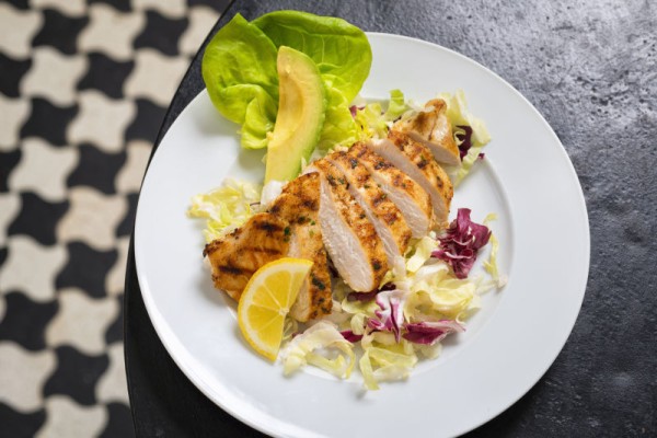 生菜沙拉搭配健康餐盘