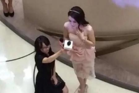 明星助理的日常！刘涛助理帮忙换鞋，她的助理跪下举话筒？