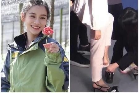 明星助理的日常！刘涛助理帮忙换鞋，她的助理跪下举话筒？