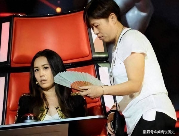 浴缸陪睡、跪地服务、洗内裤擦马桶,给明星当员工有多难