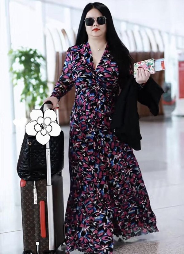 李湘携女儿现身伦敦时尚周,鸽子蛋打眼,16岁王诗龄遭嘲显老气!