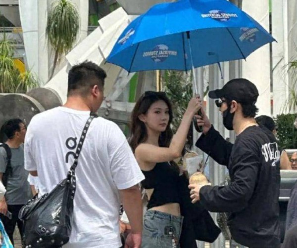 黄晓明恋情疑曝光仅1天，女方被扒底朝天，暴露了小圈子的恶俗