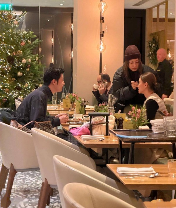 伦敦偶遇窦骁何超莲 人家感情好的很这番情景实在不多见，俩夫妻约会吃饭，身旁带着一个化妆师，窦骁旁若无人的和何超莲聊天，何超莲一边吃饭一边被化妆一边同窦骁聊天[笑哭][笑哭][笑哭]这就是明星的生活吗，时间是需要挤出来的，行程安排得满满当当。