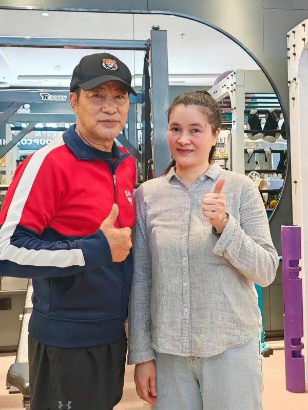 71岁任达华现身韶关一家健身房锻炼,他现实中真人完全不像老年人