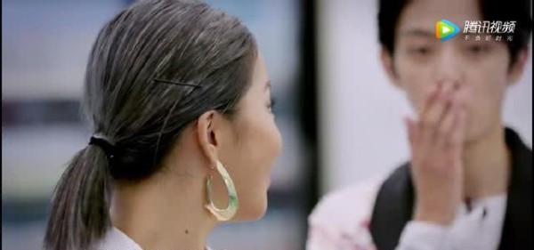 王菊新综艺中秀事业线，赵天宇表情抢镜！